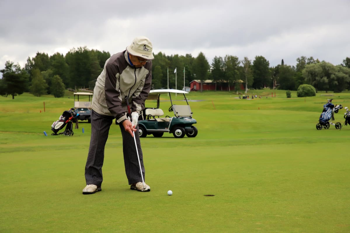 Tässä 100-vuotiaan Mikko Soilteen tyylinäytettä Hartolan golfkentän viheriöllä.