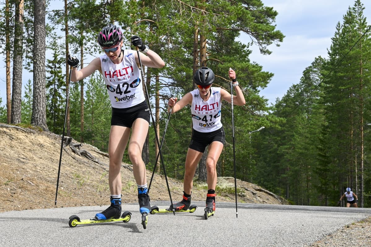 Johanna Matintalo (vas) ja Vilma Nissinen rullahiihdon 12 kilometrin väliaikalähtökisassa vapaalla hiihtotavalla Sotkamon Vuokatissa.