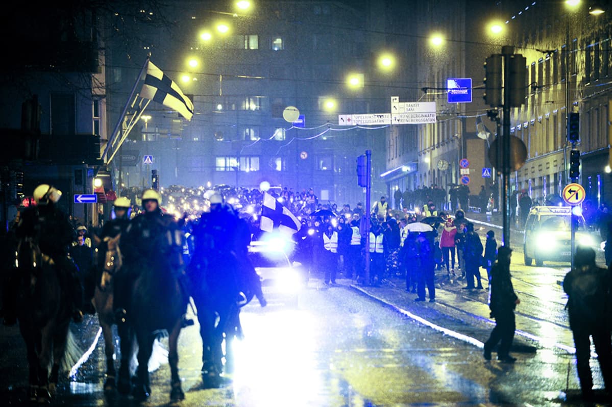 Mielenosoituksissa otettiin kiinni runsaat 130 ihmistä.