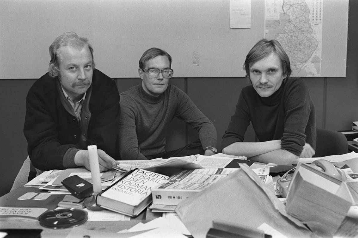 Kova kolmikko Erkki Saksa, Eero Ojanperä ja Vesa Toijonen pöllytti luutuneita kuvioita 80-luvun alussa. TV2:n johto asetti heidän ohjelmansa "Uurnilla tavataan" uusintakieltoon.