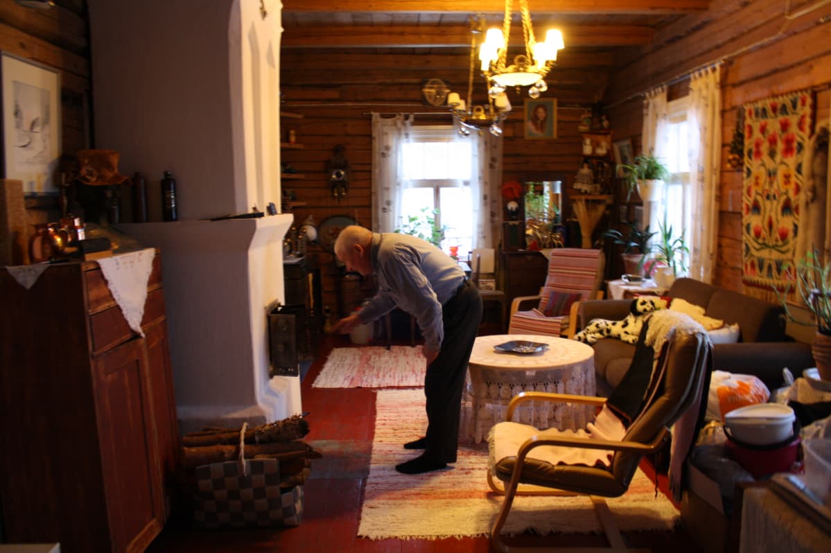 -Kyllä hirsitalossa on terveellistä asua, mitä näitä on nykytaloja ja hometaloja. Ne on kuin pulloja, ei pelaa mikään ilmastointi. Esko Tuomainen Haralan talon uudella puolella.