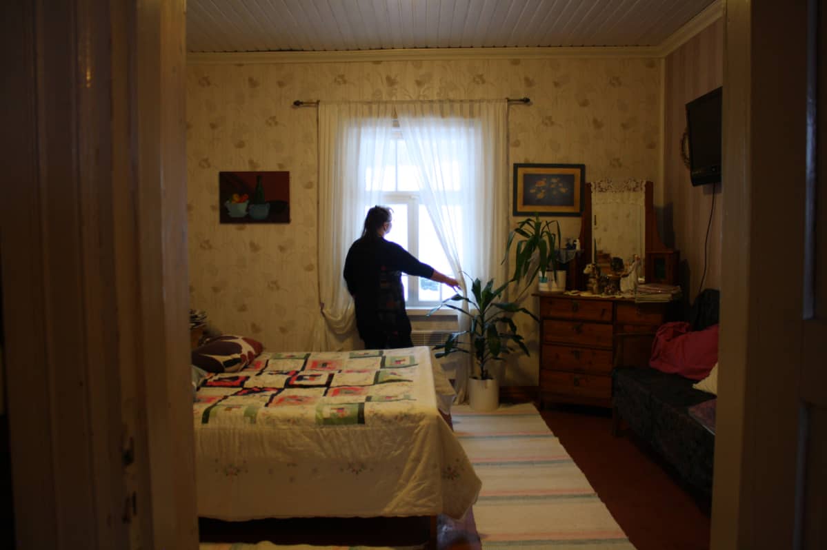 -Talossa on hyvä henki. Täällä on järjestetty ennen vanhaan körttiseuroja. Meidän isäntä oli useamman viikon sairaalassa ja olin yksin talossa. Ei minua pelottanut täällä. Kukaan ei kummitellut, sanoo talon emäntä Arja Tuomainen.