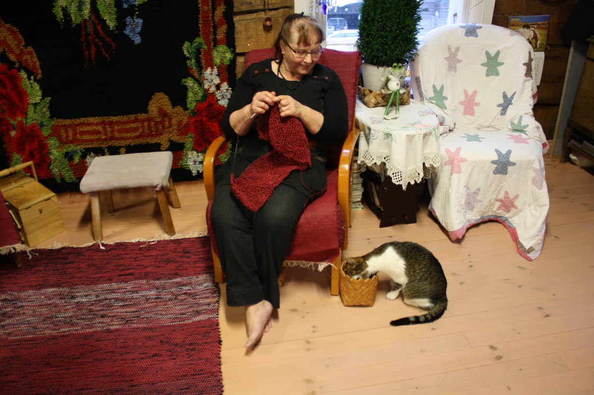 Talon kissa ja emäntä.
-Tällaisen asumisen jälkeen en ainakaan kerrostaloon halua, sanoo Arja Tuomainen.