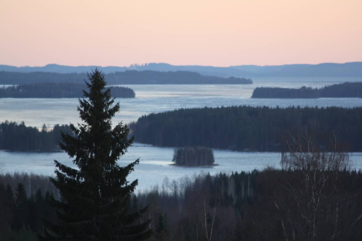 Ikuisen kauneuden äärellä? Näkymä Haralan talon terassilta Pieliselle.