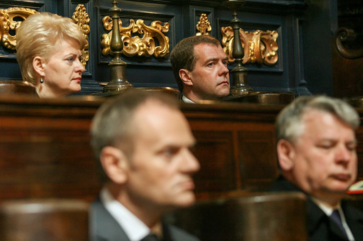 Grybauskaite ja Medvedev osallistuivat Puolan presidenttiparin hautajaisiin Krakovassa huhtikuussa 2010.