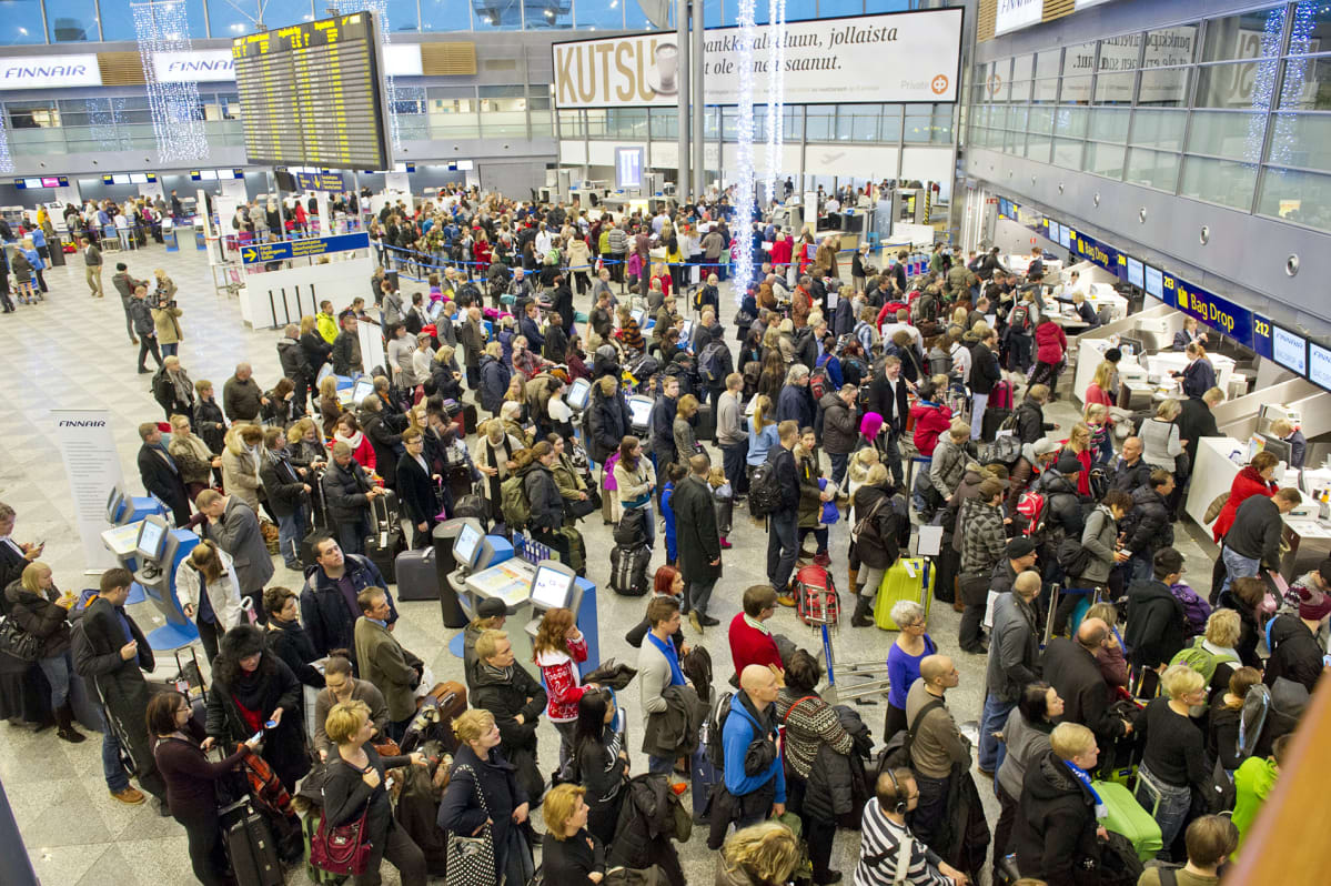Ruuhkaa Helsinki-Vantaan lentokentällä joulukuussa 2012.