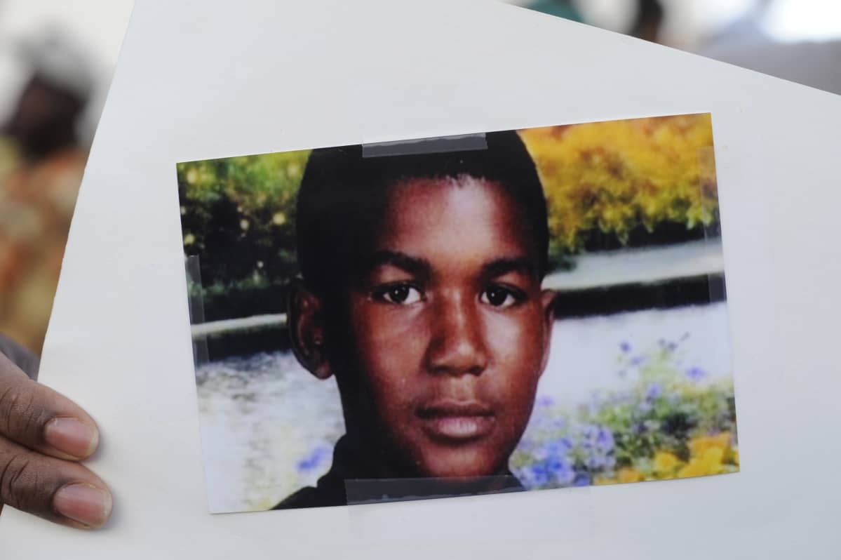 Mielenosoittaja näytti kuvaa Trayvon Martinista Floridassa 2012.