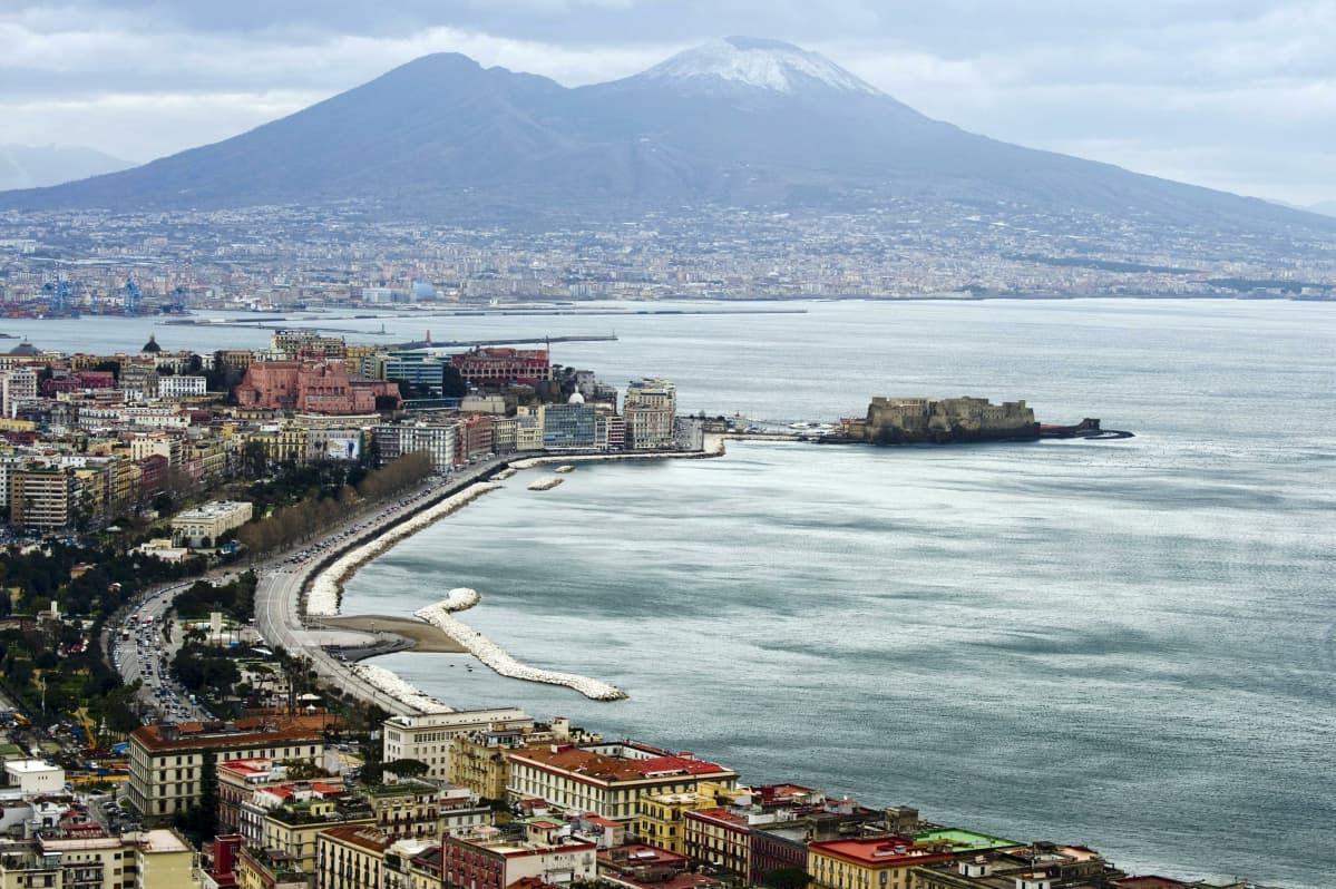 Yli kolmen miljoonan asukkaan Napoli sijaitsee Vesuviuksen juurella Etelä-Italiassa.