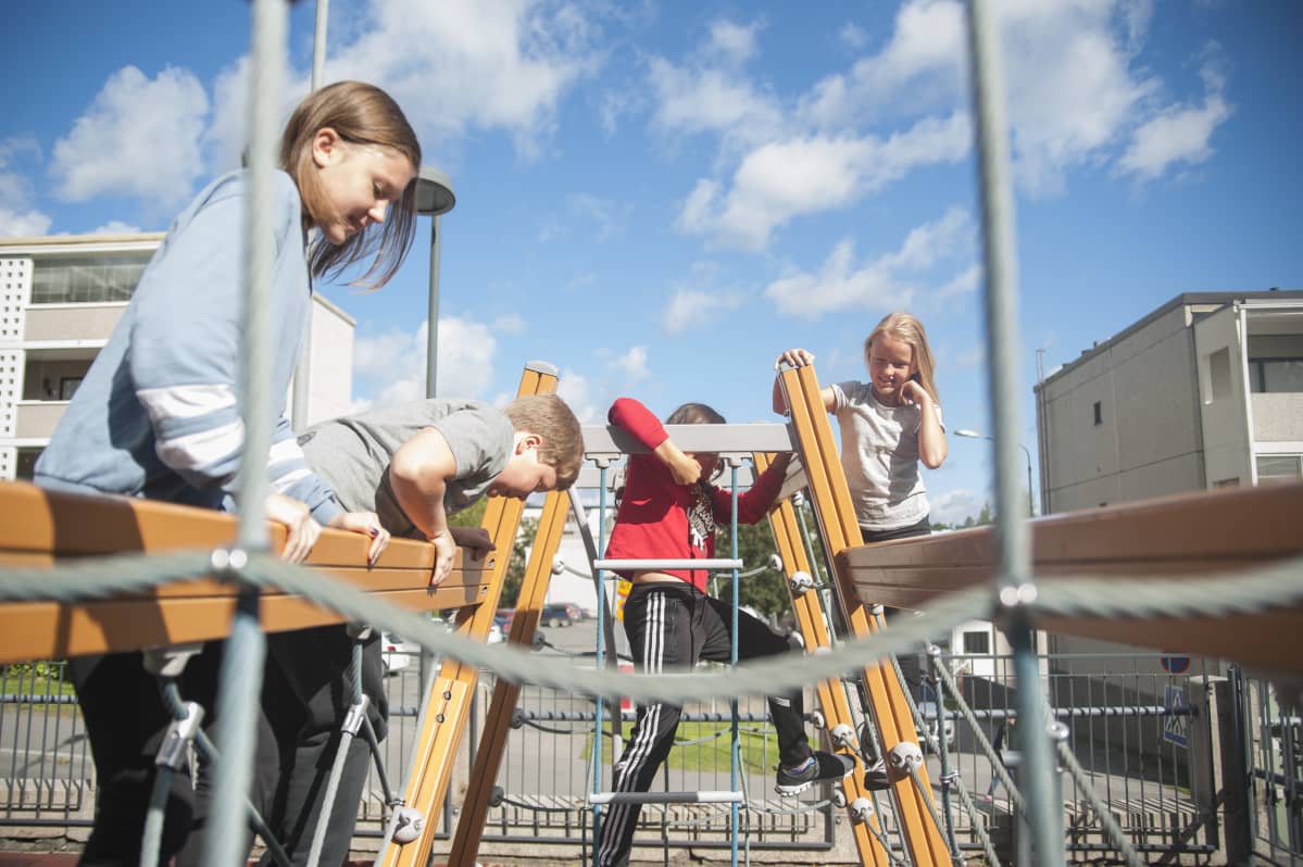 Lapset kiipeilevät välitunnilla.
