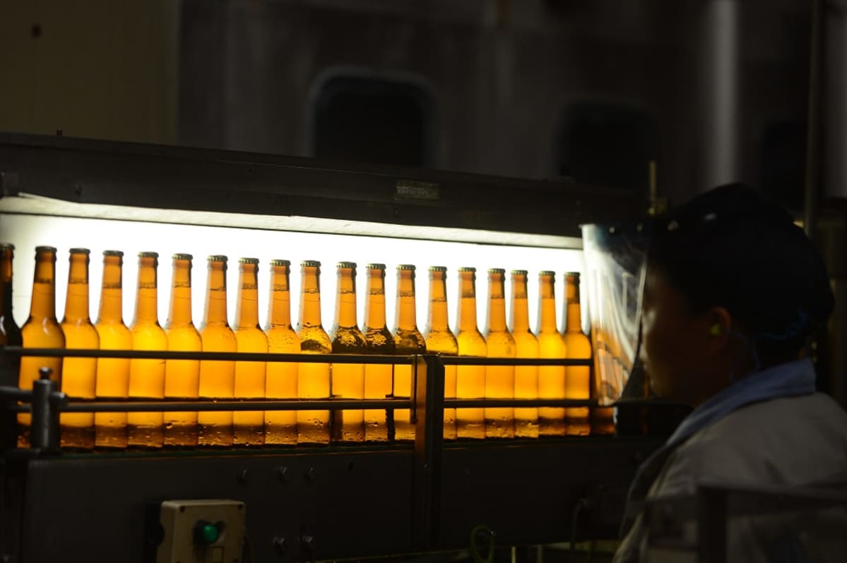 Brasilian olutjätti AB InBev tuottaa olutta ympäri maailmaa. Kuva yhtiön tehtaalta Kiinasta Hubein maakunnasta.