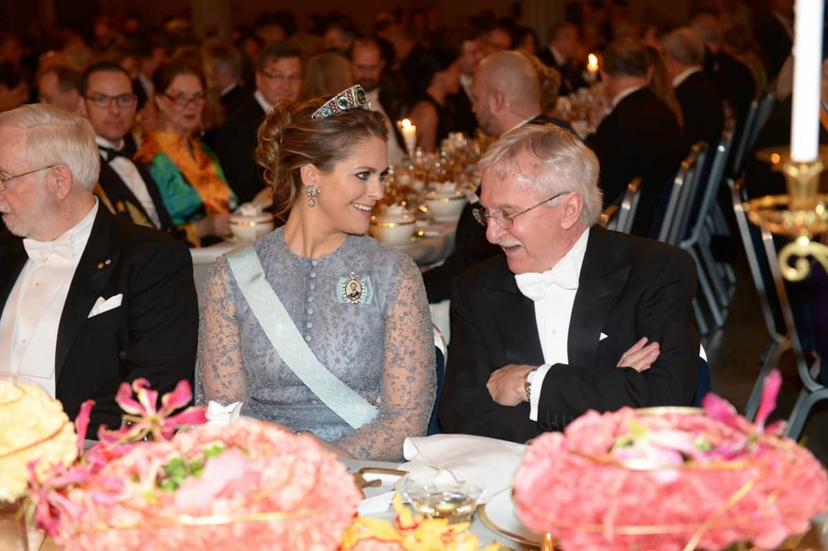 Ruotsi prinsessa Madeleine keskusteli Nobel-palkitun yhdysvaltalaisen biokemistin Paul Modrichin kanssa vuonna 2015.