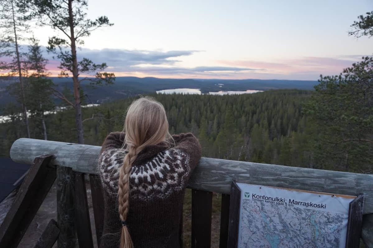 Matkabloggaaja Maarit Tolppanen Kontonulkin näköalatornissa