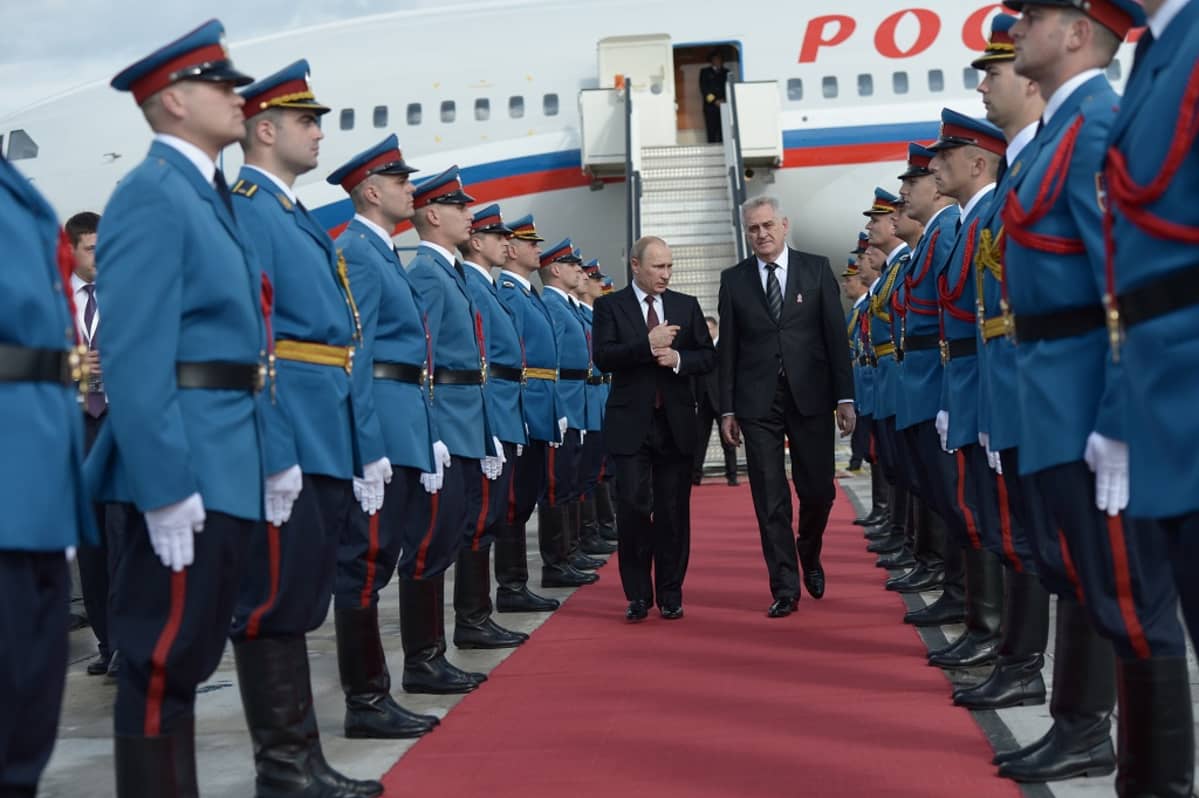 putin ja nikolic kunniakujassa