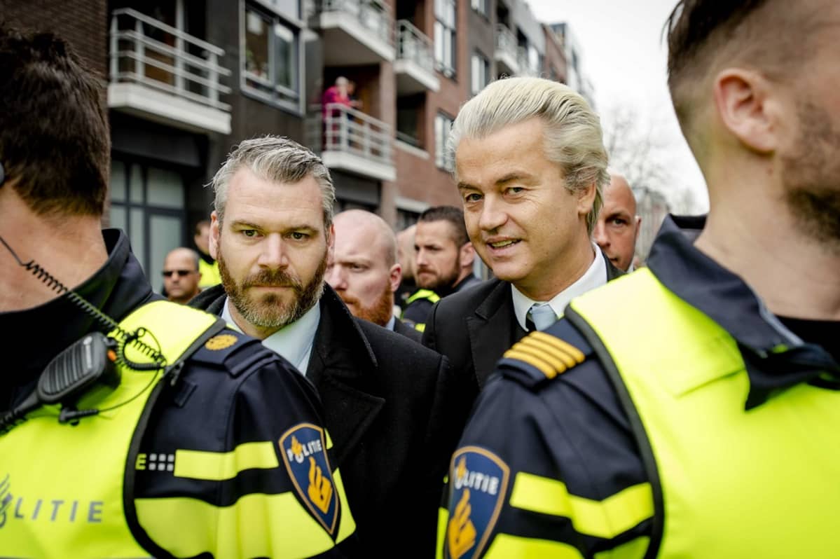 Vapauspuolueen Geert Wilders turvamiesten ympäröimänä.