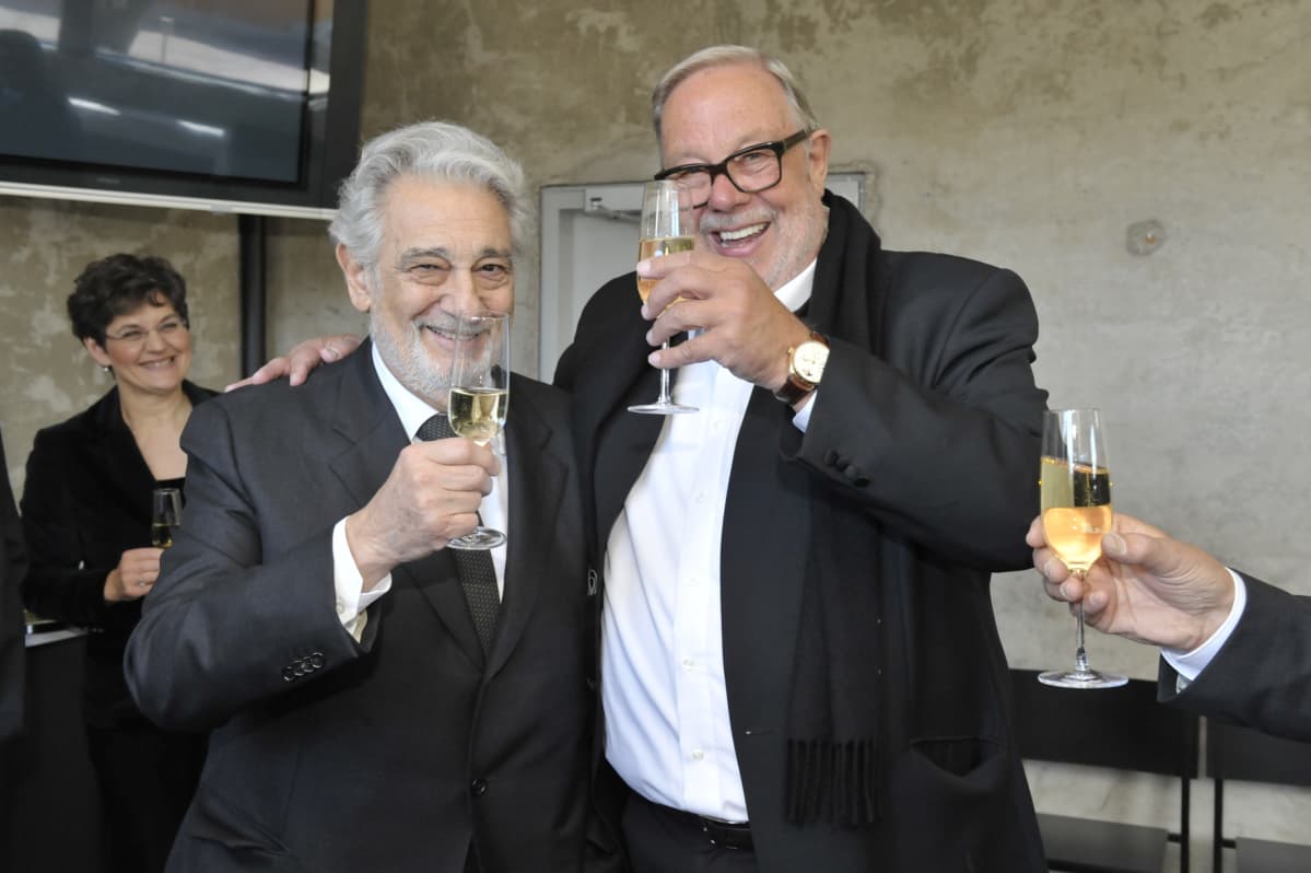 Oopperalaulajat Plácido Domingo (vas.) ja Matti Salminen.