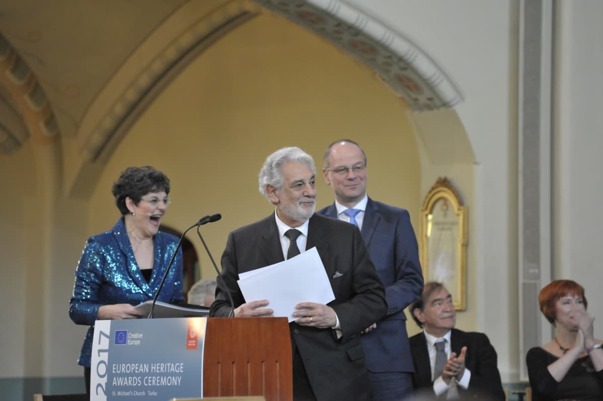 Plácido Domingo jakamassa kulttuuriperintöpalkintoja. Turku, Miikaelinkirkko. 2017