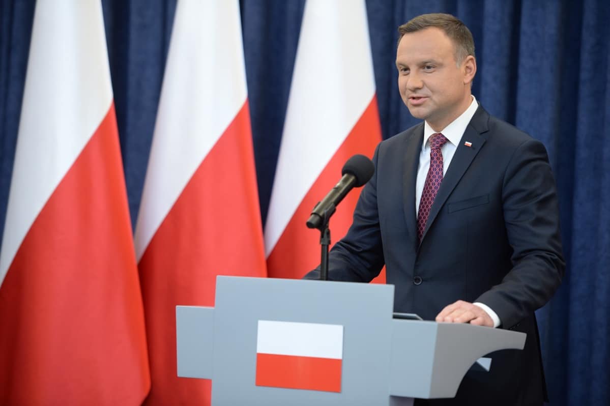 Andrzej Duda puhujanpöntössä.