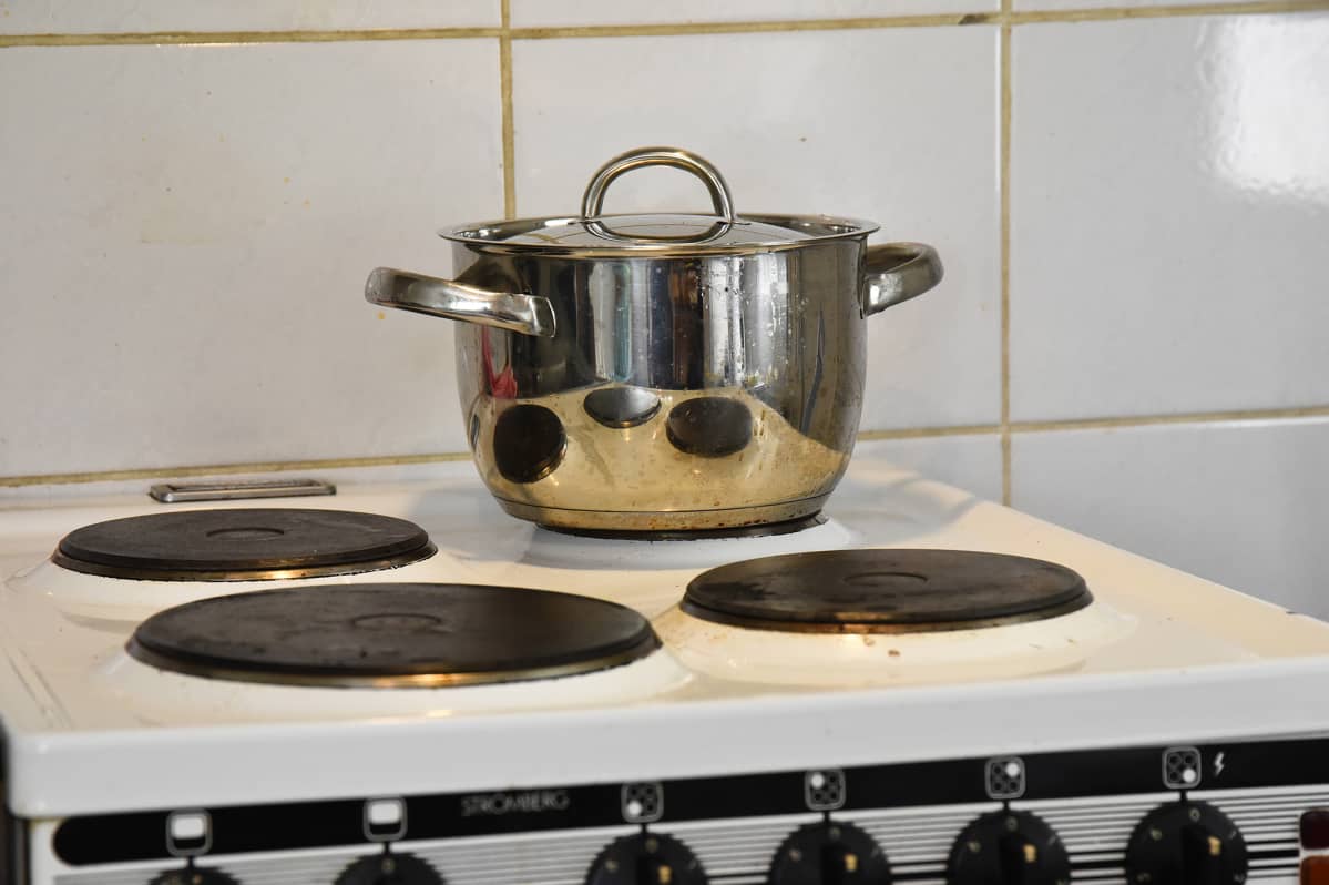 Kattila keittiön liedellä.