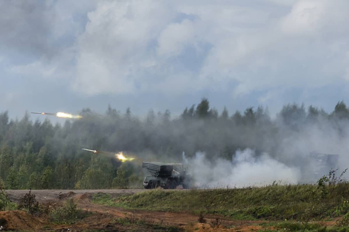 Kuvassa tulitetaan lavetilta Zapad 2017 -harjoituksessa Lugassa Pietarin eteläpuolella.