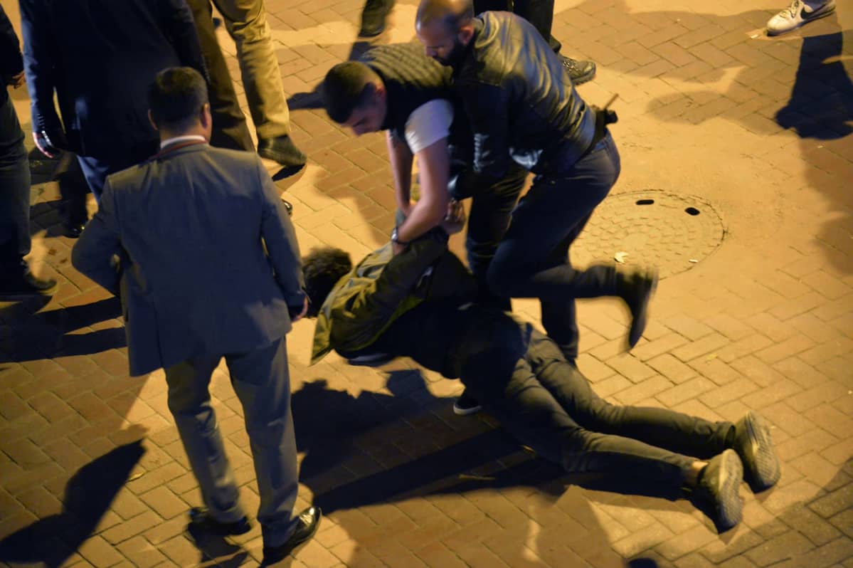Turkin mellakkapoliisi otti kiinni kurditaustaisen HDP-puolueen kannattajan protestien yhteydessä Ankarassa.