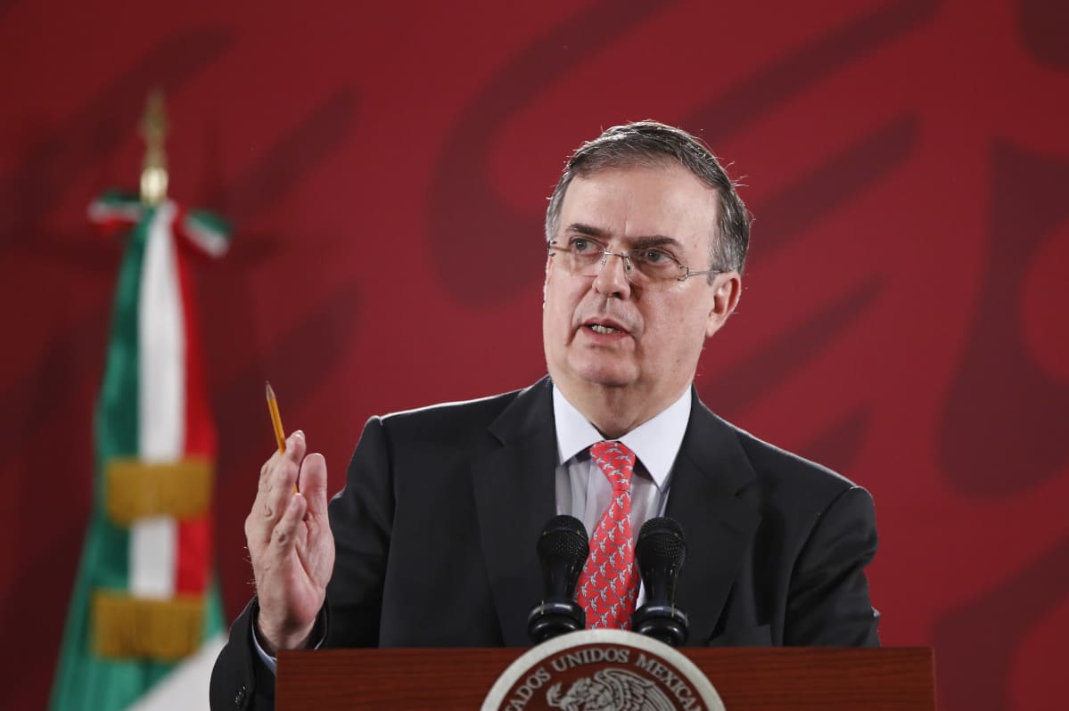 Meksikon ulkoministeri Marcelo Ebrard puhuu tiedotustilaisuudessa Meksikossa. Ebrard ilmoitti, että Meksiko ei vielä ole saanut vastausta Bolivian presidentille Evo Moralesille tarjoamaansa turvapaikkaan.