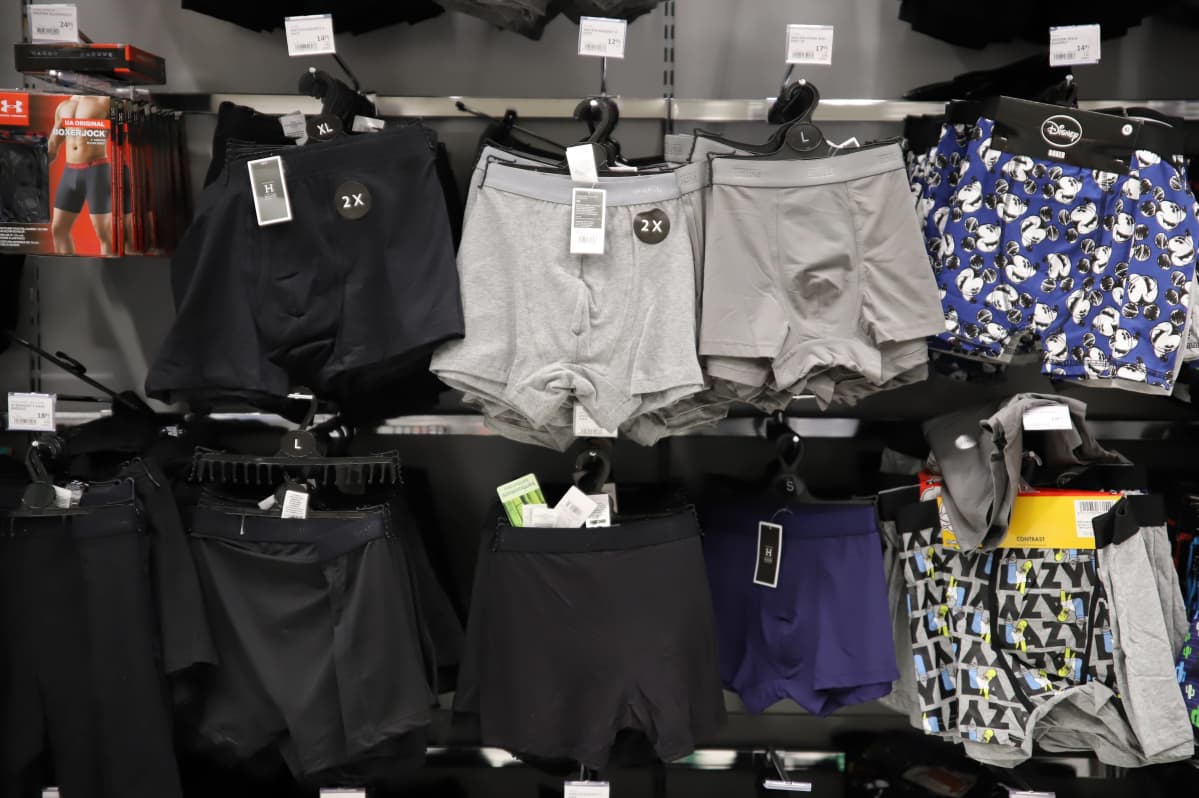 boksereita hyllyllä hypermarketissa