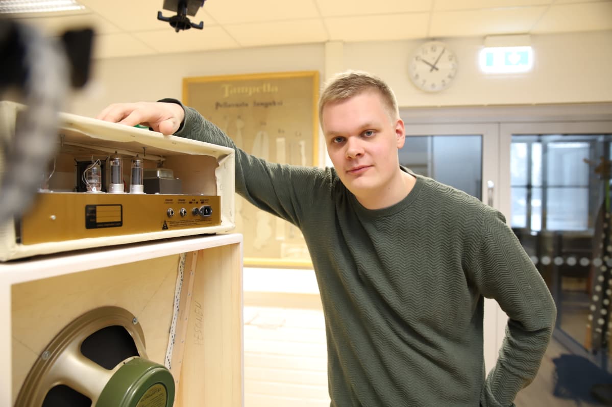 Henri Pesonen harjoitustyönsä, kitaravahvistimen vieressä.