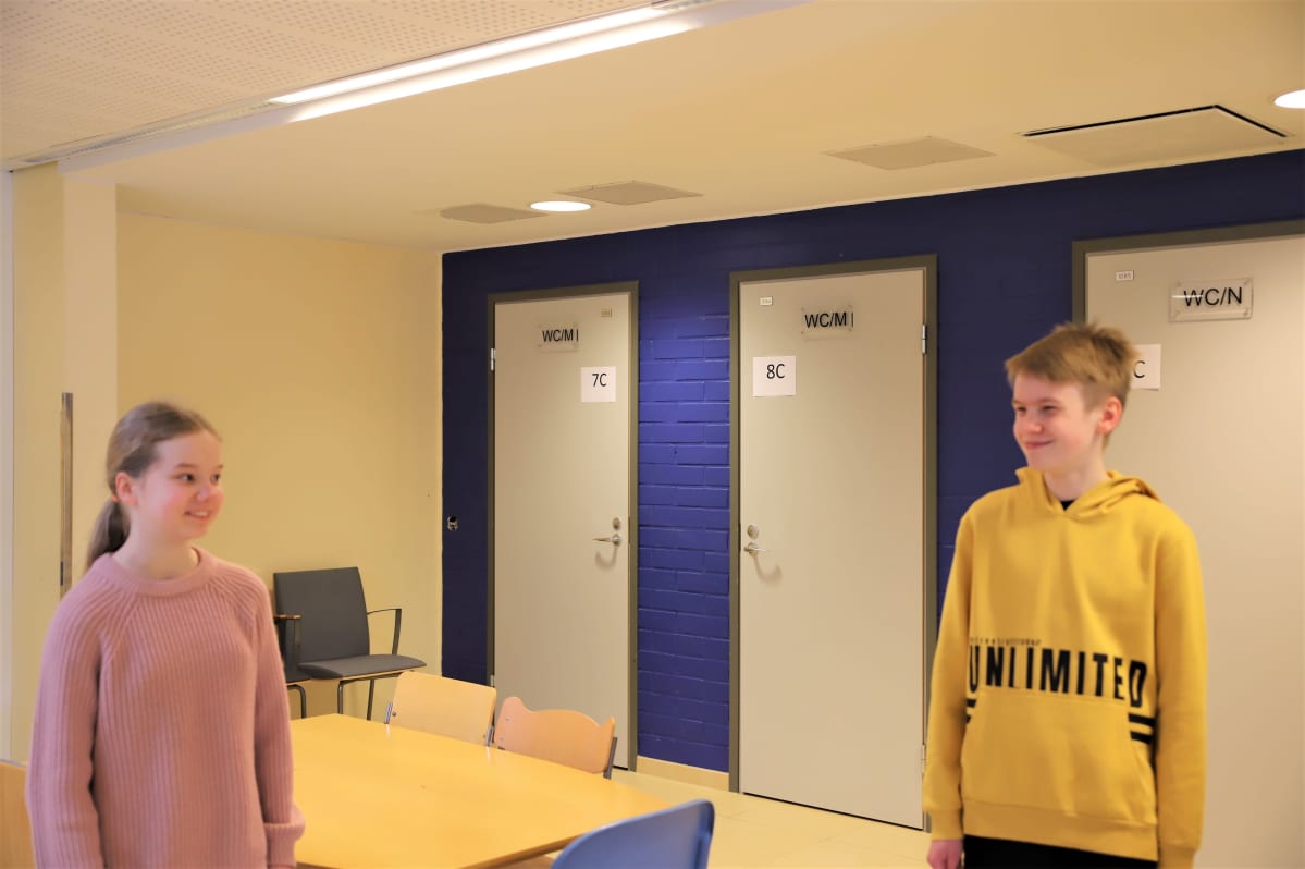Laura ja Matias Mukkulan koululuokassa