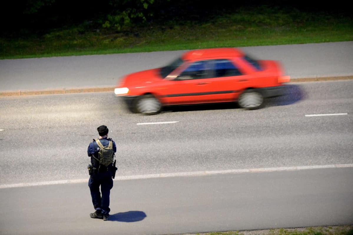 Poliisi valvoi tilannetta Mäkkyläntien varressa Espoossa maanantai-iltana.