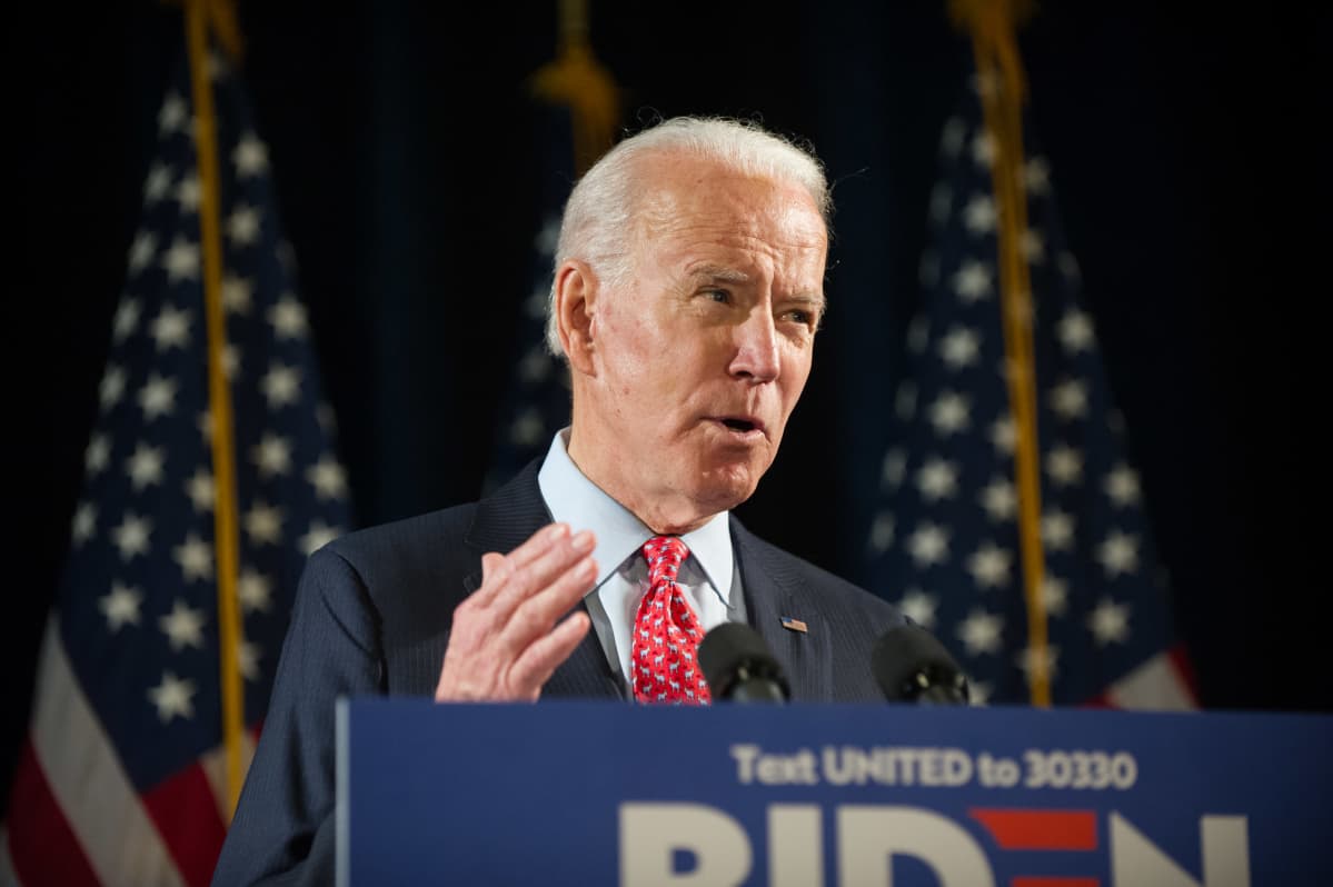 Joe Biden puhujanpöntössä