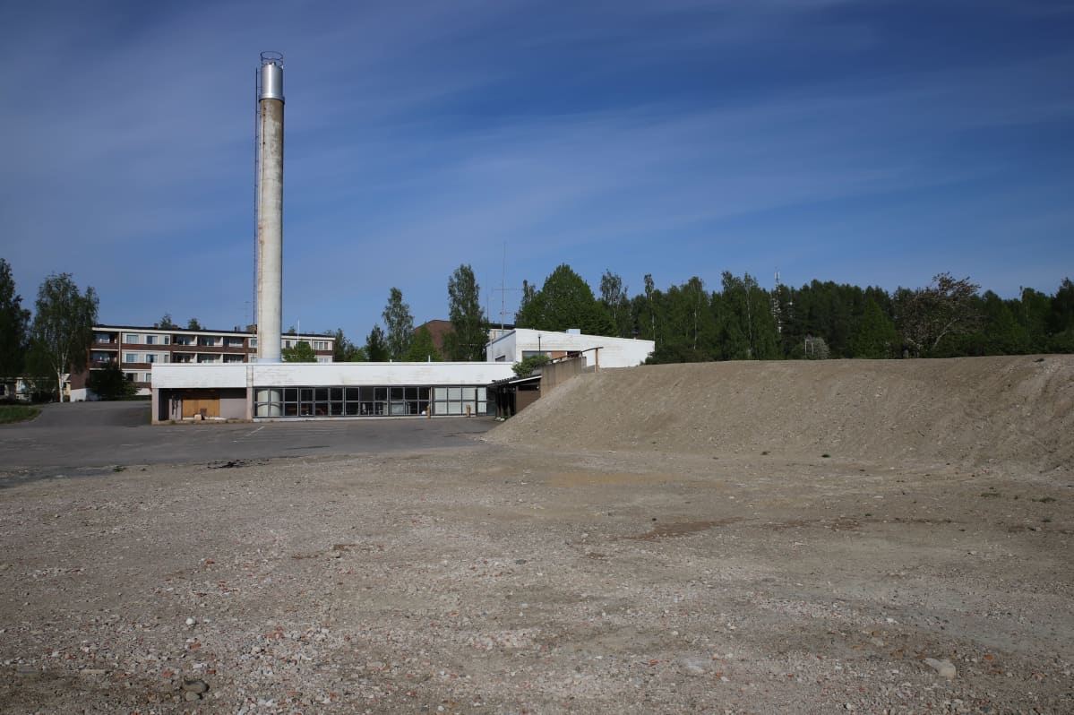 Vanhan lämpölaitos entisellä terveyskeskuksen tontilla Sysmässä. Paikalle on tarkoitus rakentaa uusi koulu.
