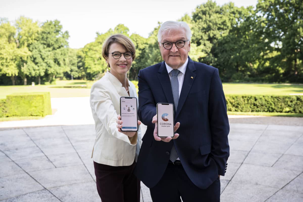 Saksan presidentti Frank-Walter Steinmeier markkinoi vaimonsa, Elke Büdenbenderin kanssa tiistaina uutta koronavaroitussovellusta.