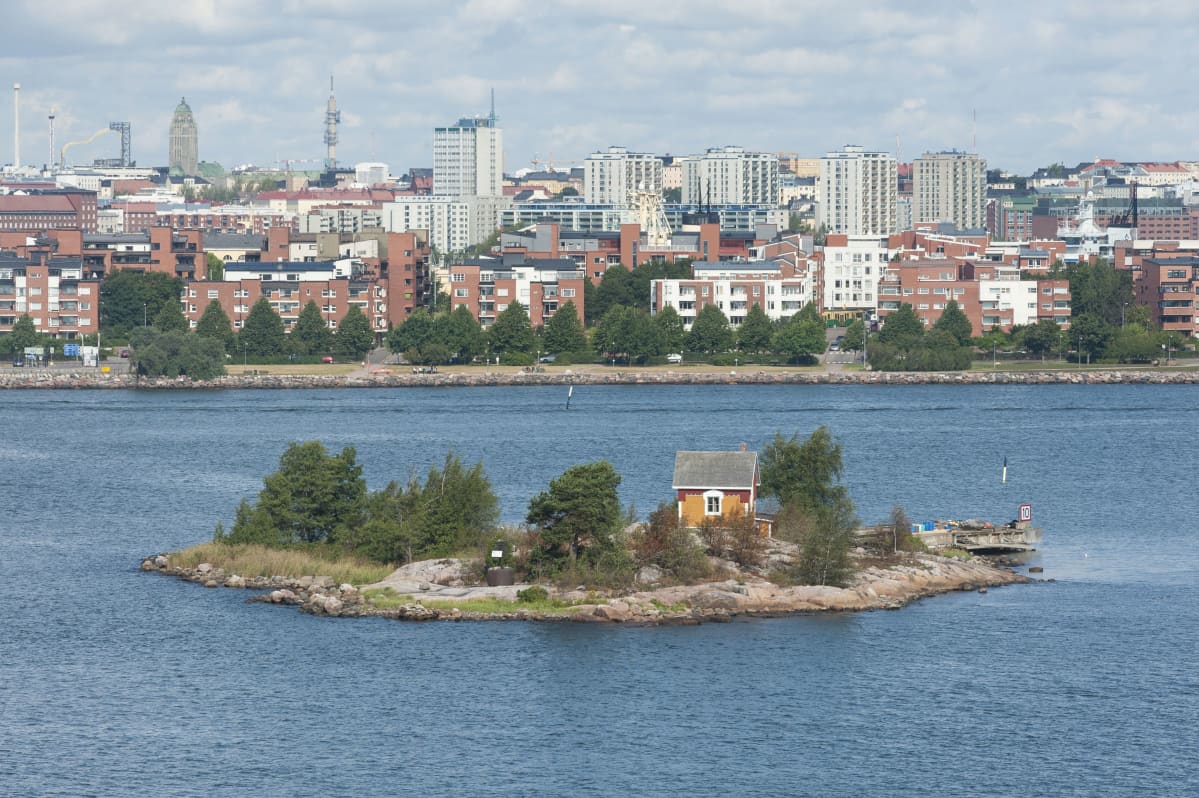 Katajanokanluoto on pieni kivinen saari aivan Helsingin kantakaupungin edustalla.