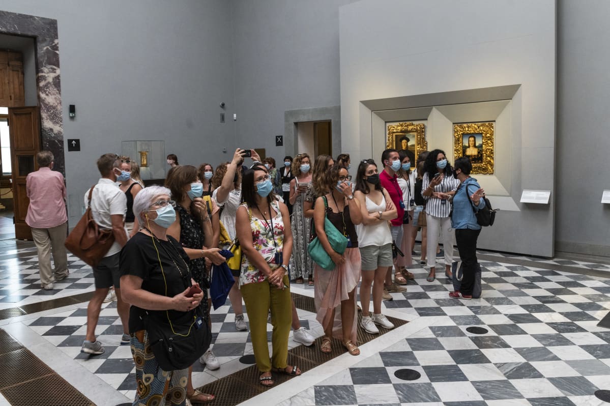 Turisteja katsomassa taidetta Uffizin galleriassa Firenzessä, Italiassa.