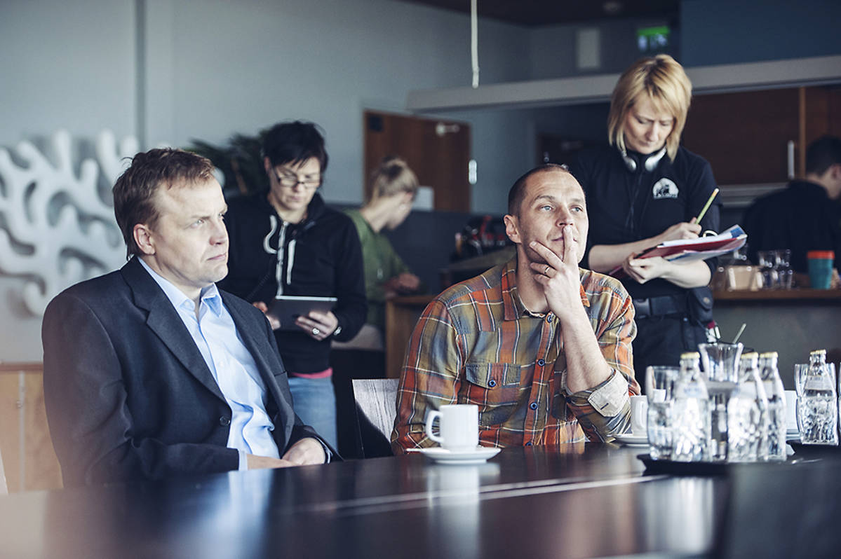 Kuvassa ohjaaja Aleksi Salmenperä Jättiläinen-elokuvan kuvauksissa. Vasemmalla Pekka Perää esittävä Jani Volanen.