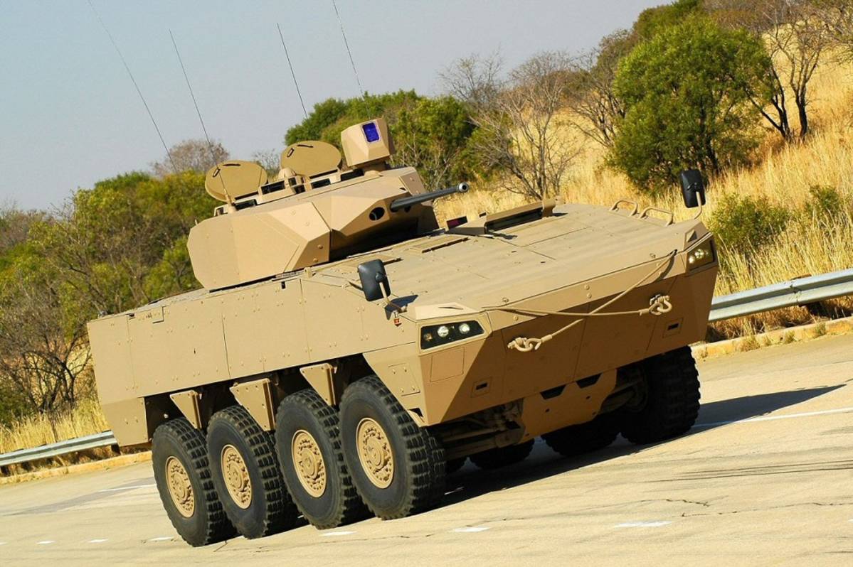Patrian AMV-panssariajoneuvo savanninruskeana Etelä-Afrikassa.