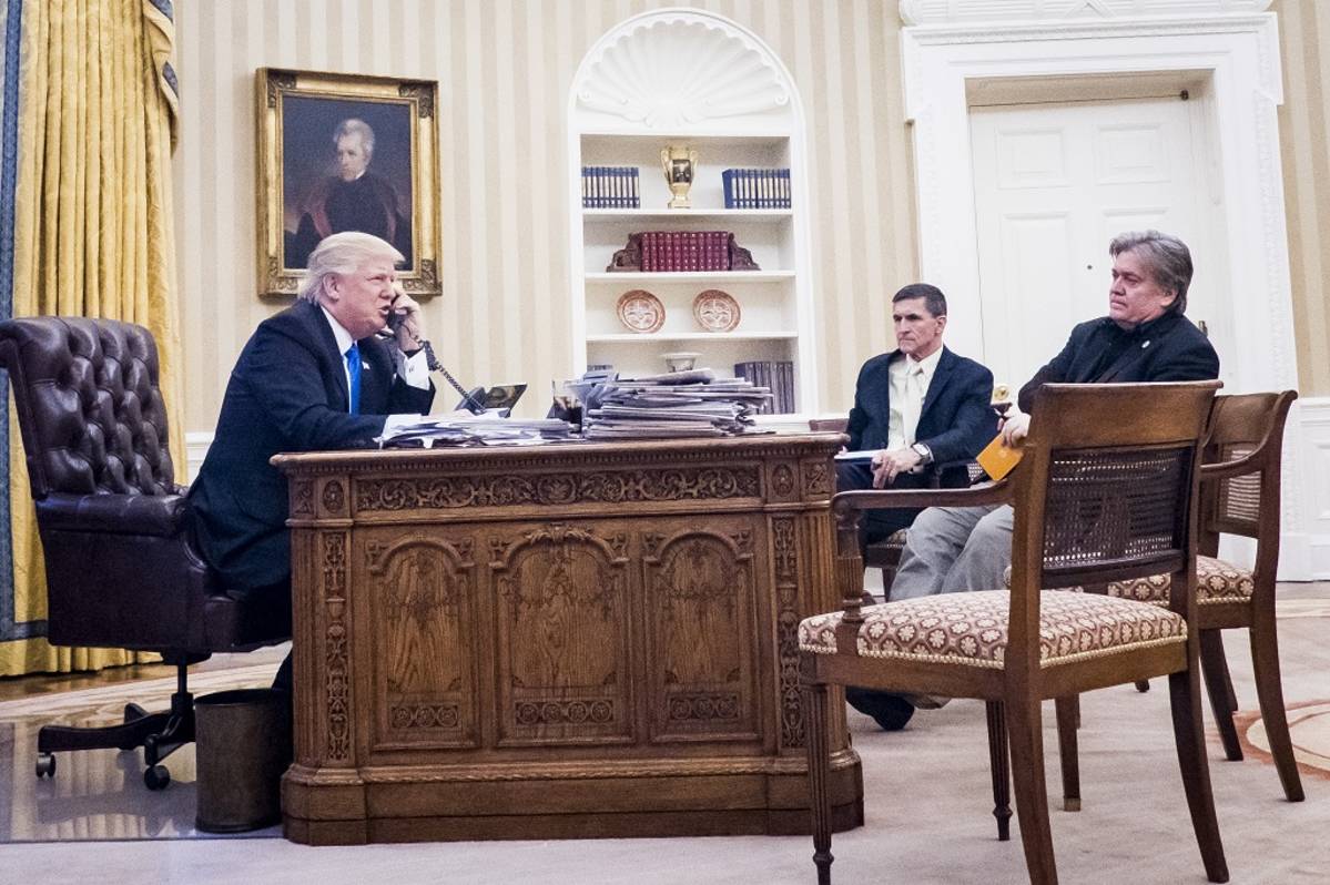 Yhdysvaltain presidentti Donald Trump hoitamassa dipolomaattisia suhteita puhelimitse. Huoneessa ovat myös kansallisen turvallisuuden neuvonantaja Michael Flynn (keskellä) ja presidentin pääneuvonantaja Steve Bannon (oikealla).