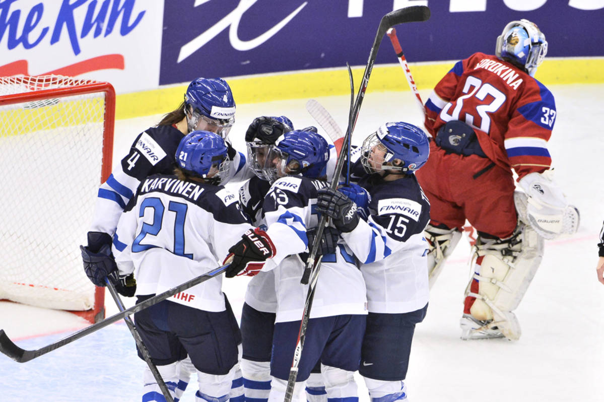 Naisleijonat juhlii maalia.