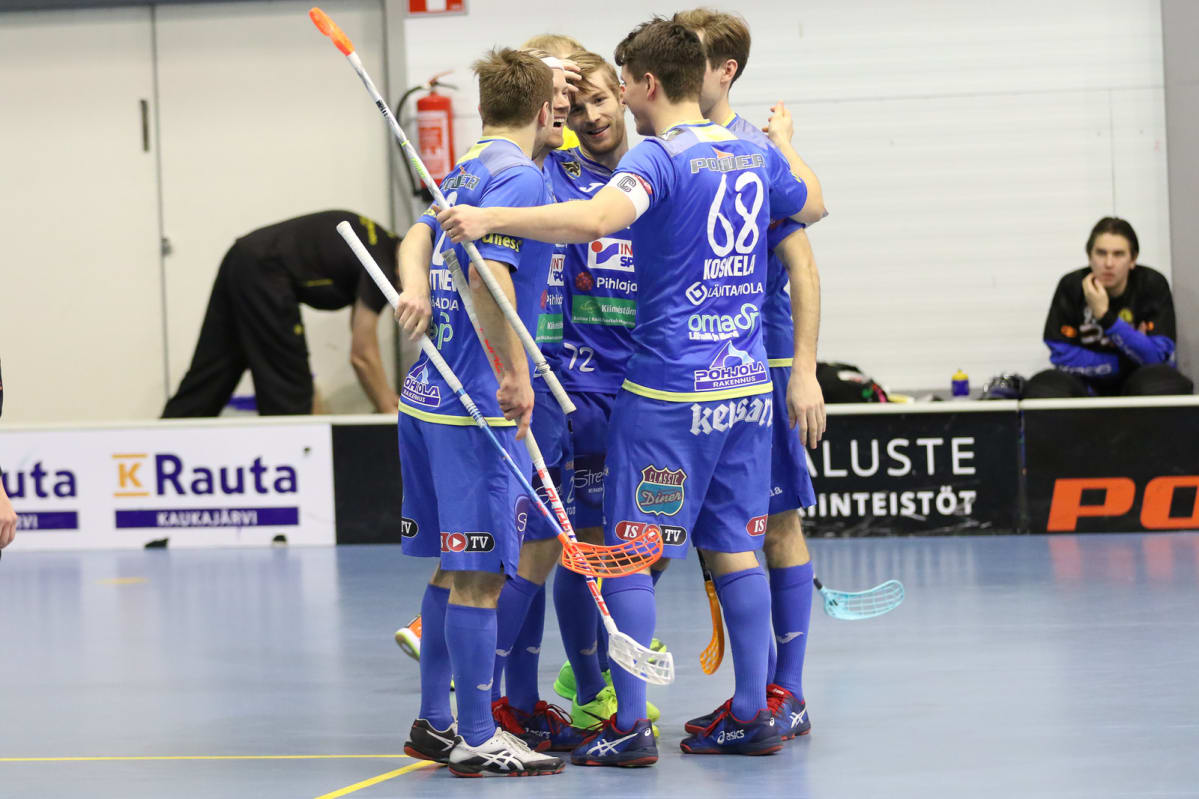 Henri Johansson joukkuekavereidensa ympäröimänä