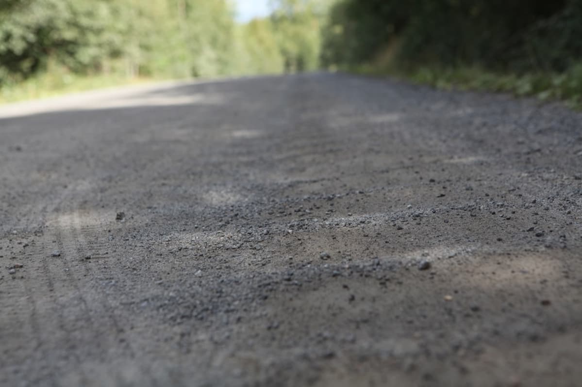 Pieniä kuoppia soratiessä.