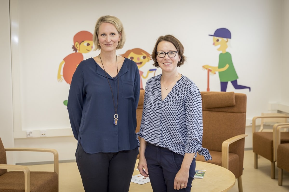 Lastenvalvoja Nora Blom ja perheoikeudellisten asioiden päällikkö Katja Niemi Helsingin eron ensiapupisteessä.