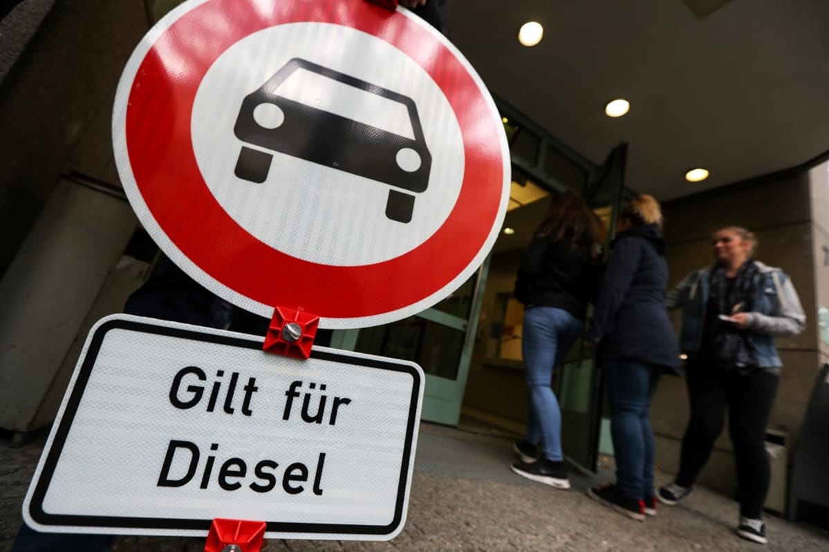 Kuvassa on dieselautojen ajokiellosta kertova liikennemerkki.