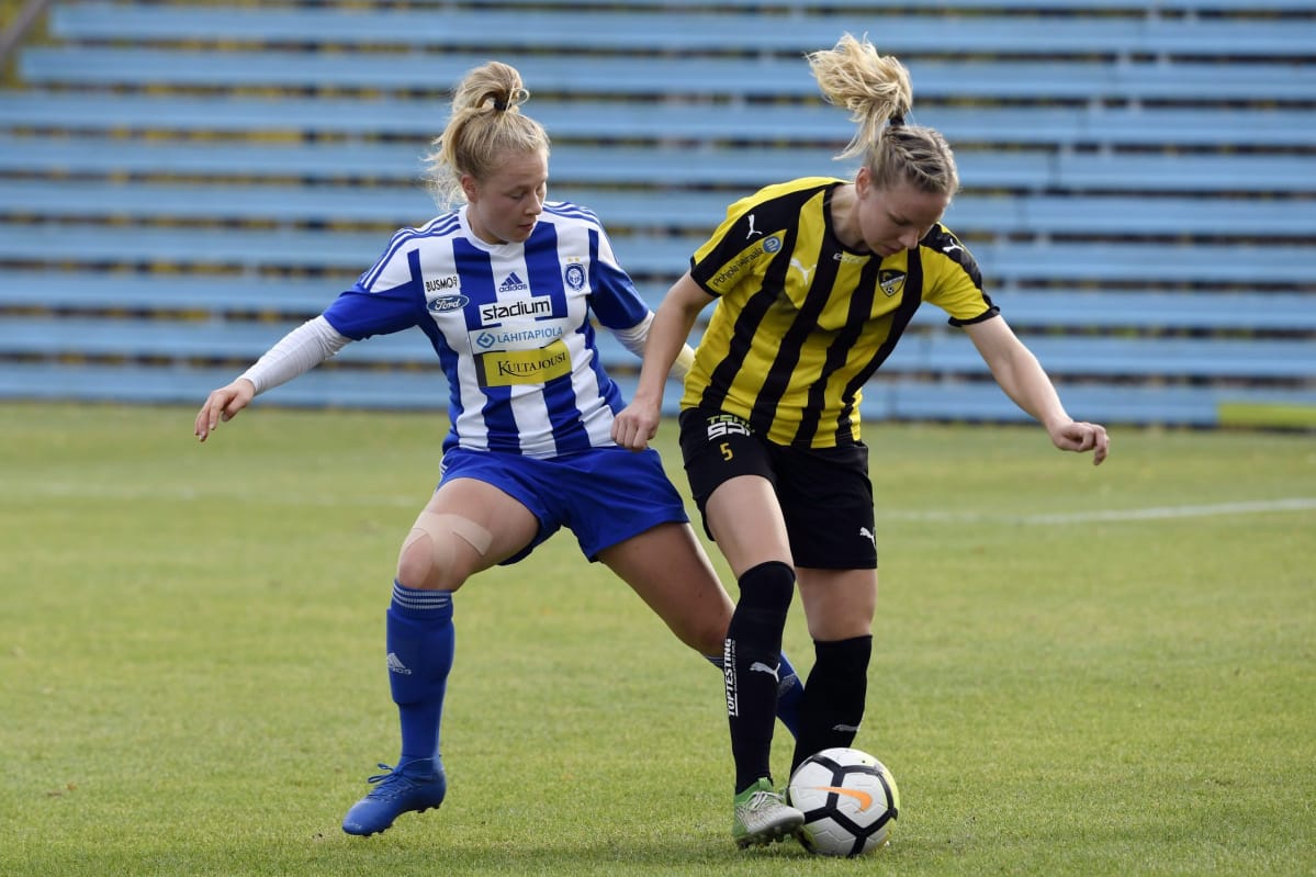 HJK:n Annika Huhta kamppailee pallosta FC Hongan Kaisa Rankin kanssa.