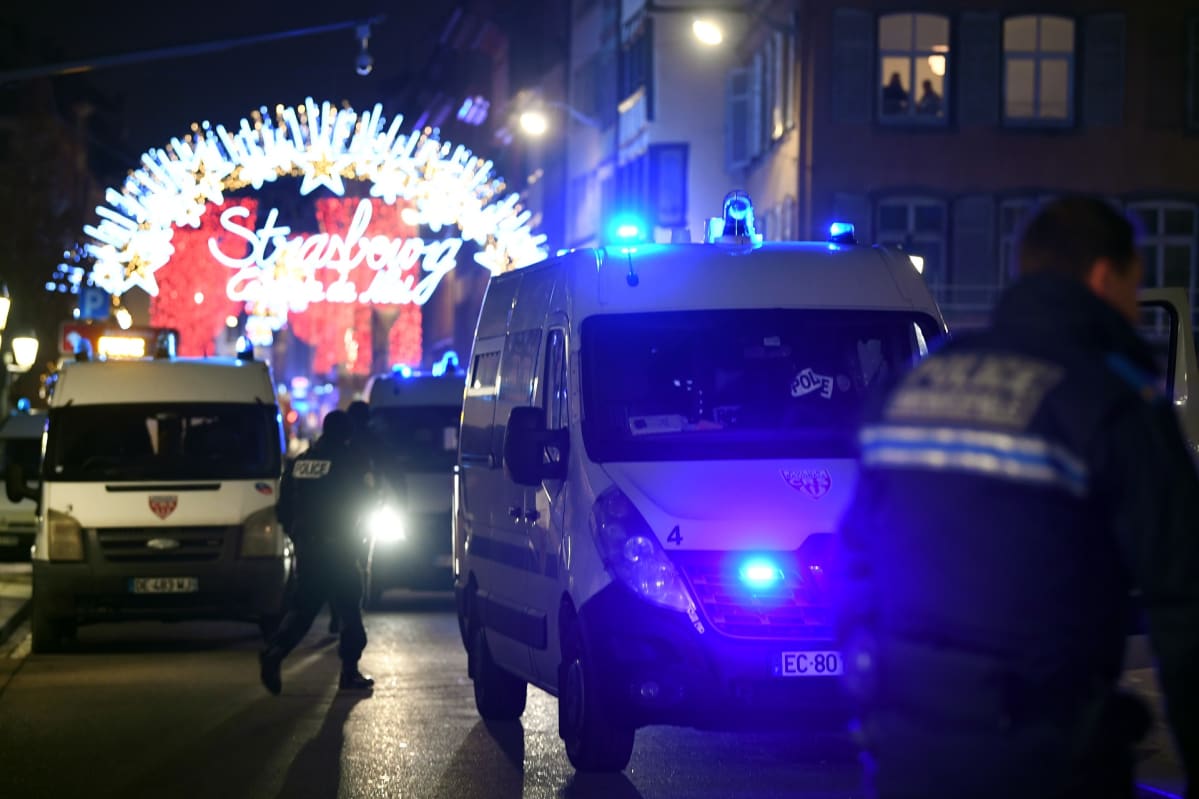 Hälytysajoneuvoja lähellä joulutoria Strasburgissa.
