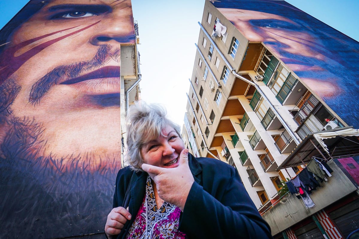 Aleida Guevara March isäänsä Ernesto Che Guevaraa esittävän muraalin edustalla Napolissa Italiassa.