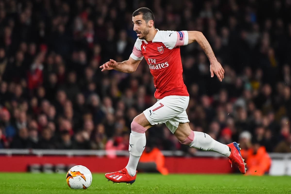 Henrikh Mkhitaryan juoksee pallon kanssa.