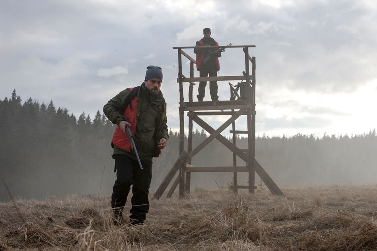 metsästäjä pellolla, toinen ampumatornissa