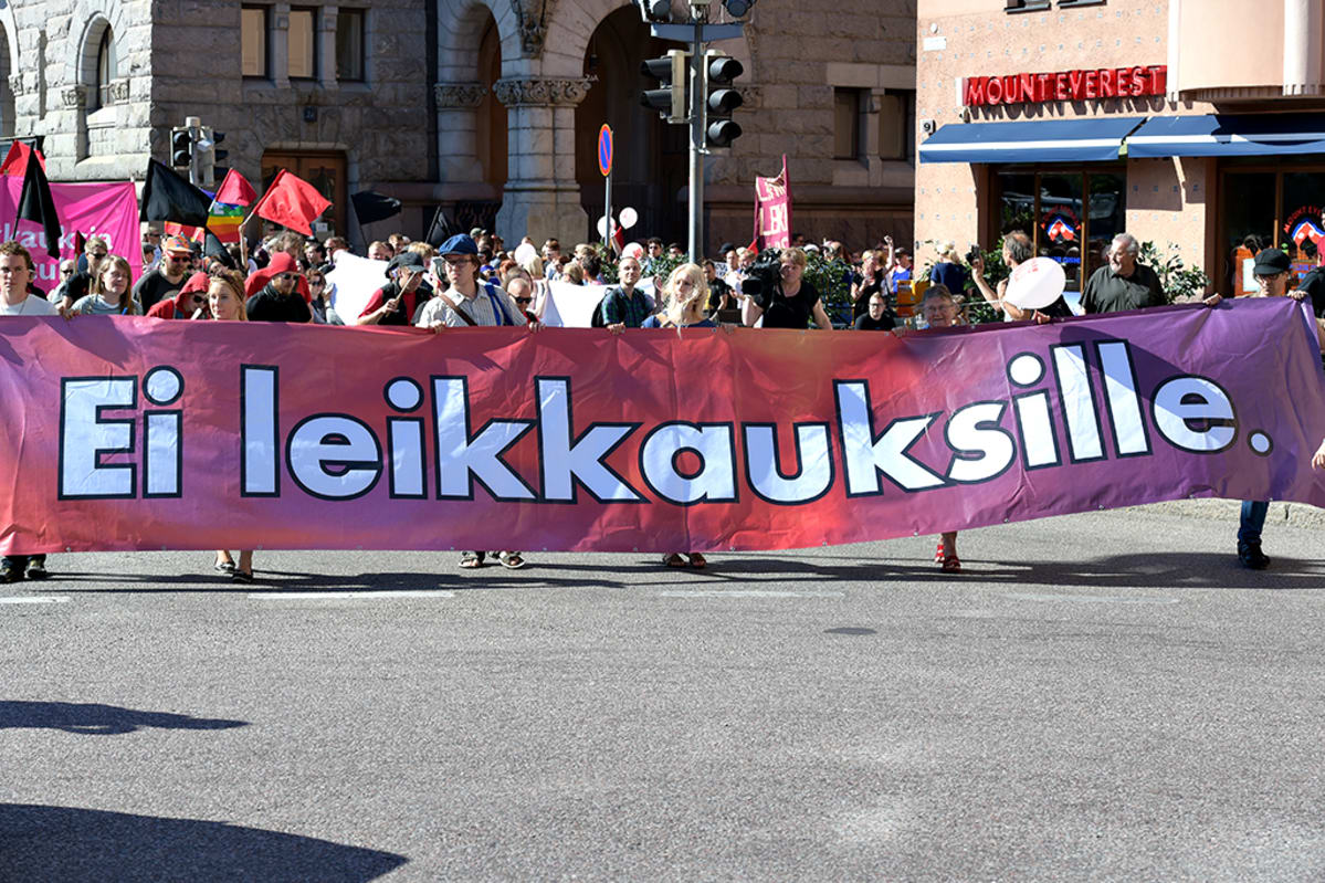 Joukkovoima hallituspolitiikkaa vastaan Suurmielenosoitus Helsingissä lauantaina 22. elokuuta.