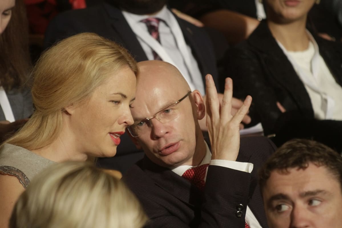 Allar Jõks keskustelee naisen kanssa ja elehtii kädellään.