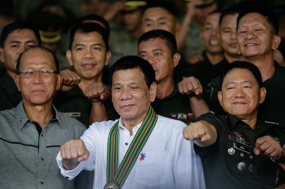 Presidentti Rodrigo Duterte ja joukko armeijan upseereita näyttävät nyrkkiä.